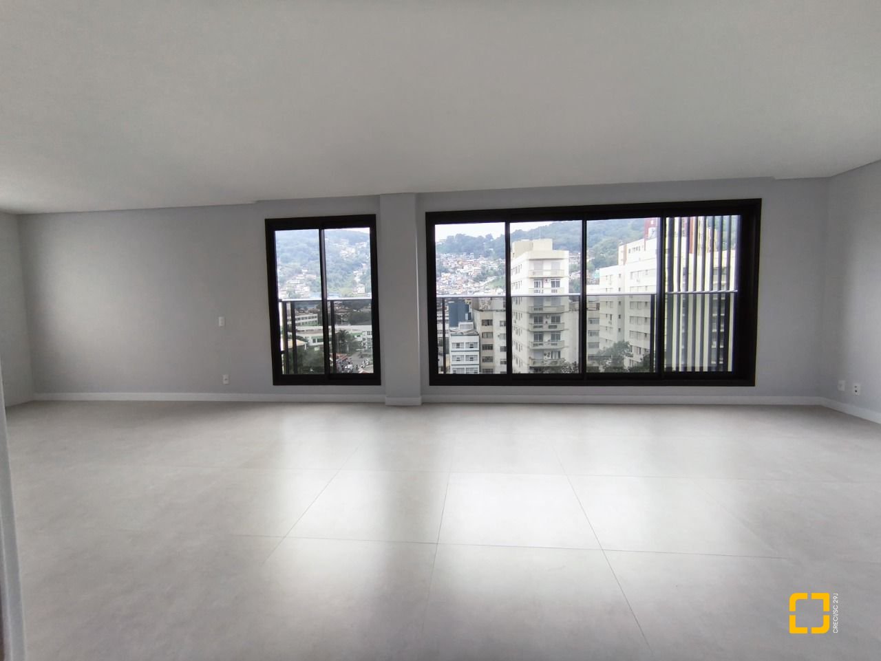 Apartamento com 113m², 4 quartos (sendo 1 suíte), 2 garagens, no bairro Centro em Florianópolis