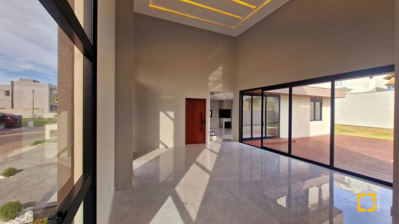 Casa de Condomínio com 214m², 4 quartos (sendo 1 suíte), 2 garagens, no bairro Ingleses em Florianópolis