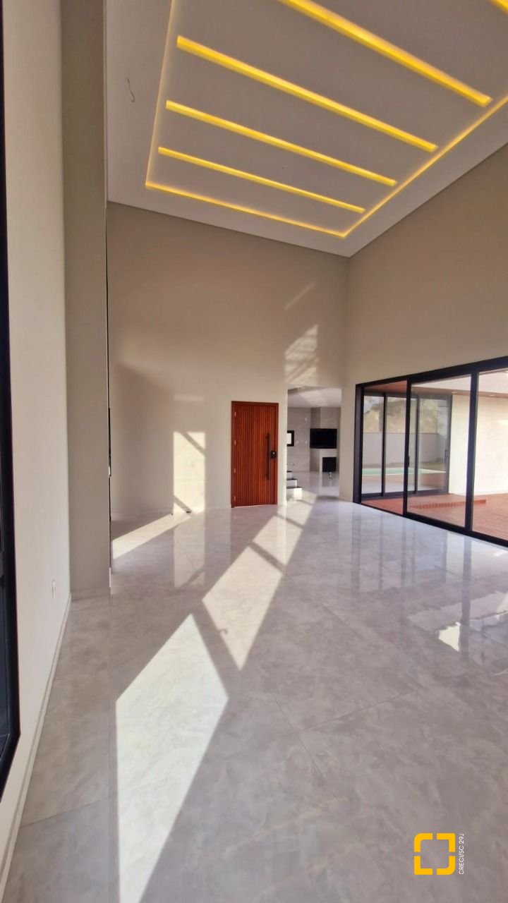 Casa de Condomínio com 214m², 4 quartos (sendo 1 suíte), 2 garagens, no bairro Ingleses em Florianópolis