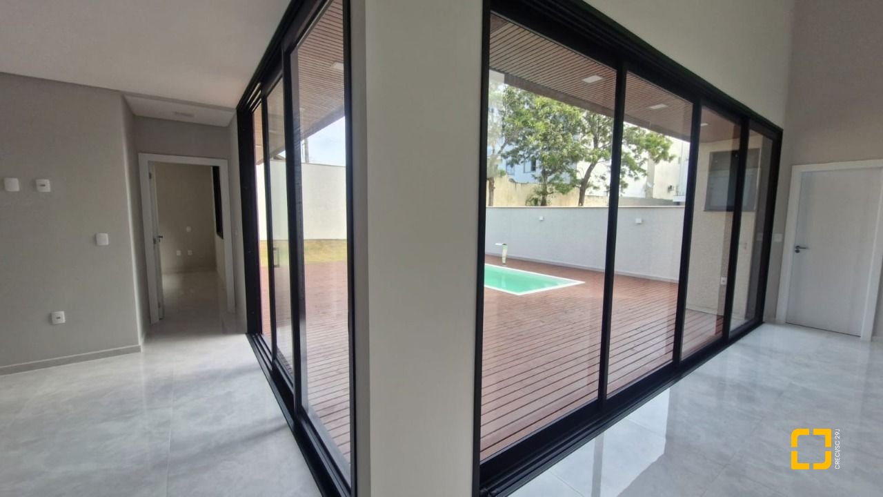 Casa de Condomínio com 214m², 4 quartos (sendo 1 suíte), 2 garagens, no bairro Ingleses em Florianópolis