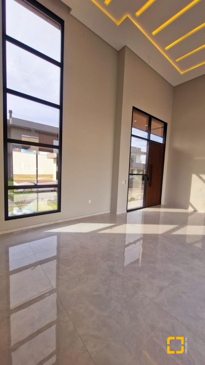 Casa de Condomínio com 214m², 4 quartos (sendo 1 suíte), 2 garagens, no bairro Ingleses em Florianópolis