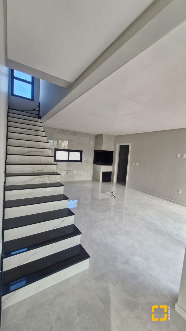 Casa de Condomínio com 214m², 4 quartos (sendo 1 suíte), 2 garagens, no bairro Ingleses em Florianópolis