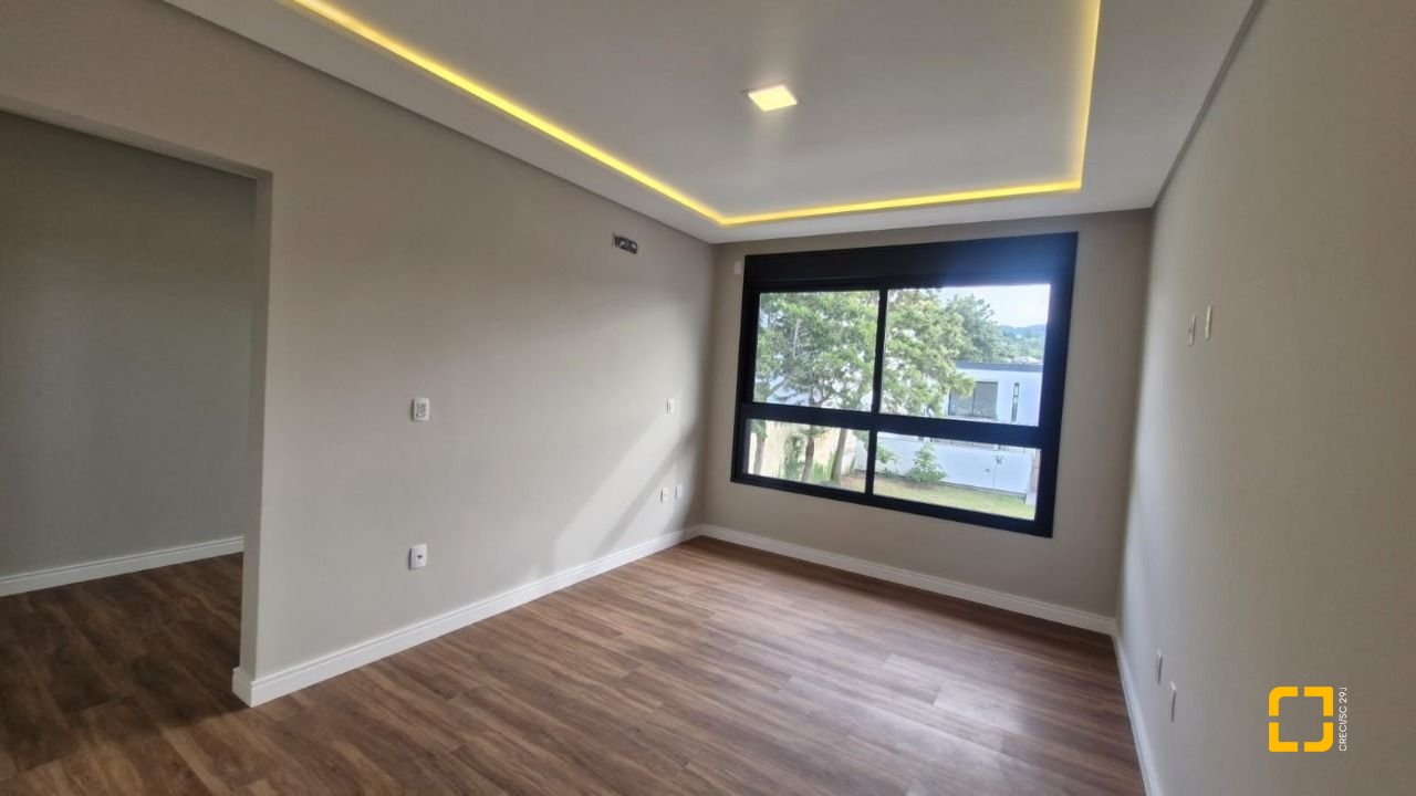 Casa de Condomínio com 214m², 4 quartos (sendo 1 suíte), 2 garagens, no bairro Ingleses em Florianópolis