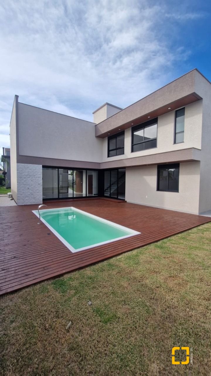 Casa de Condomínio com 214m², 4 quartos (sendo 1 suíte), 2 garagens, no bairro Ingleses em Florianópolis