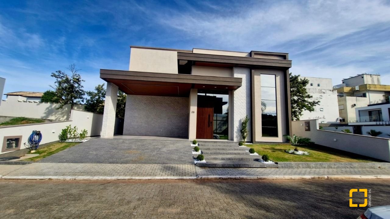 Casa de Condomínio com 214m², 4 quartos (sendo 1 suíte), 2 garagens, no bairro Ingleses em Florianópolis