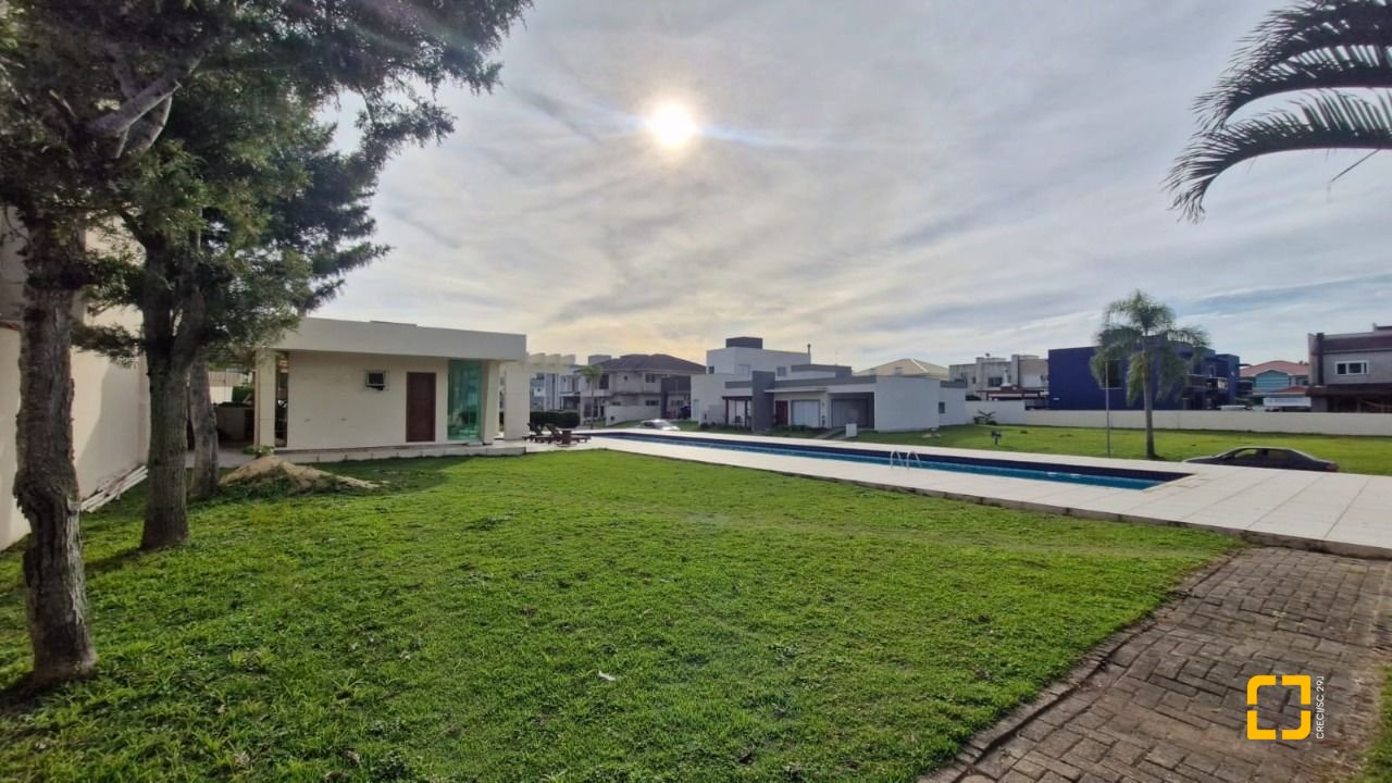 Casa de Condomínio com 214m², 4 quartos (sendo 1 suíte), 2 garagens, no bairro Ingleses em Florianópolis