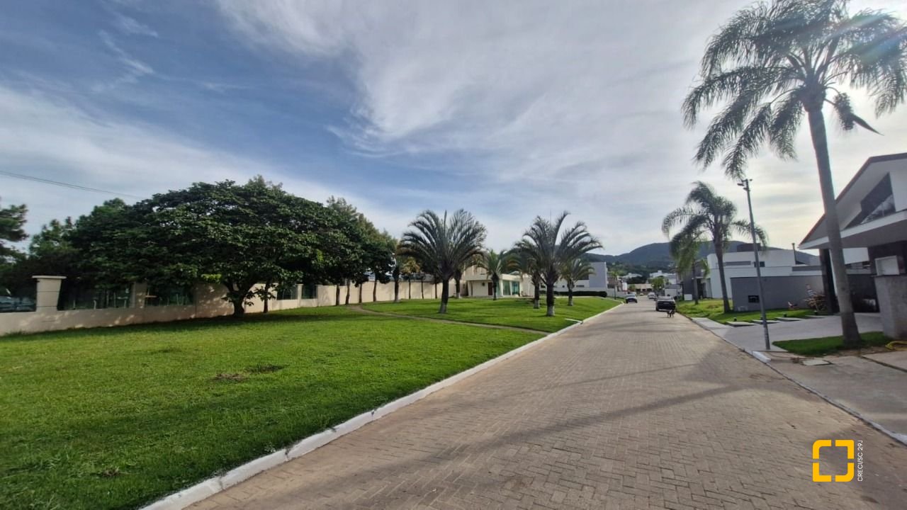 Casa de Condomínio com 214m², 4 quartos (sendo 1 suíte), 2 garagens, no bairro Ingleses em Florianópolis