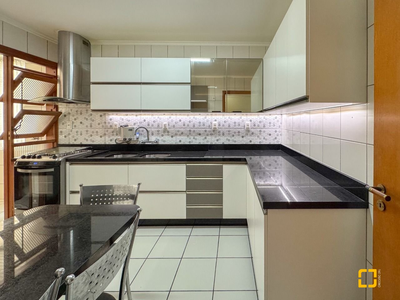 Apartamento com 113m², 4 quartos (sendo 1 suíte), 2 garagens, no bairro Centro em Florianópolis