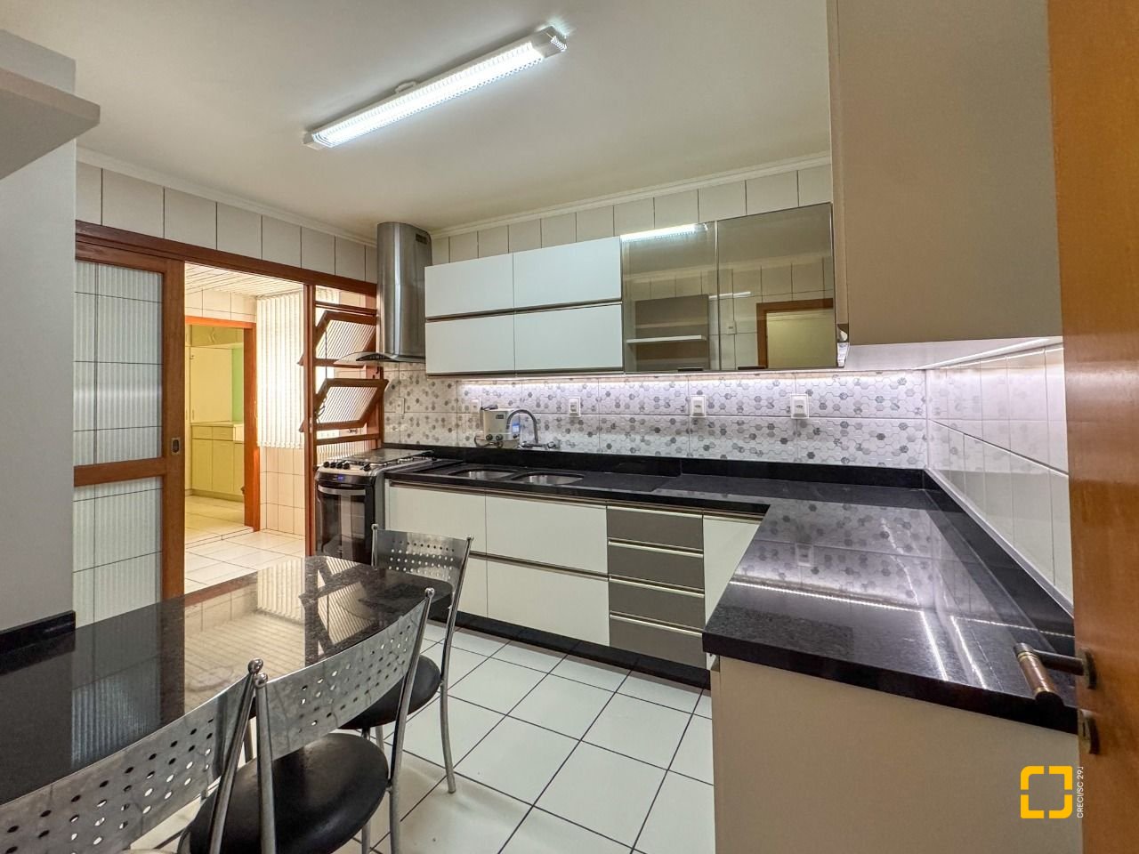 Apartamento com 113m², 4 quartos (sendo 1 suíte), 2 garagens, no bairro Centro em Florianópolis