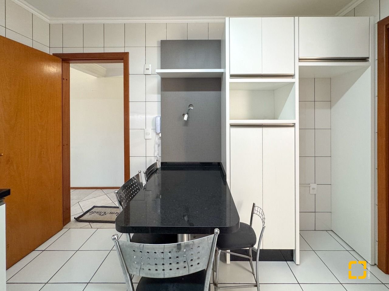 Apartamento com 113m², 4 quartos (sendo 1 suíte), 2 garagens, no bairro Centro em Florianópolis