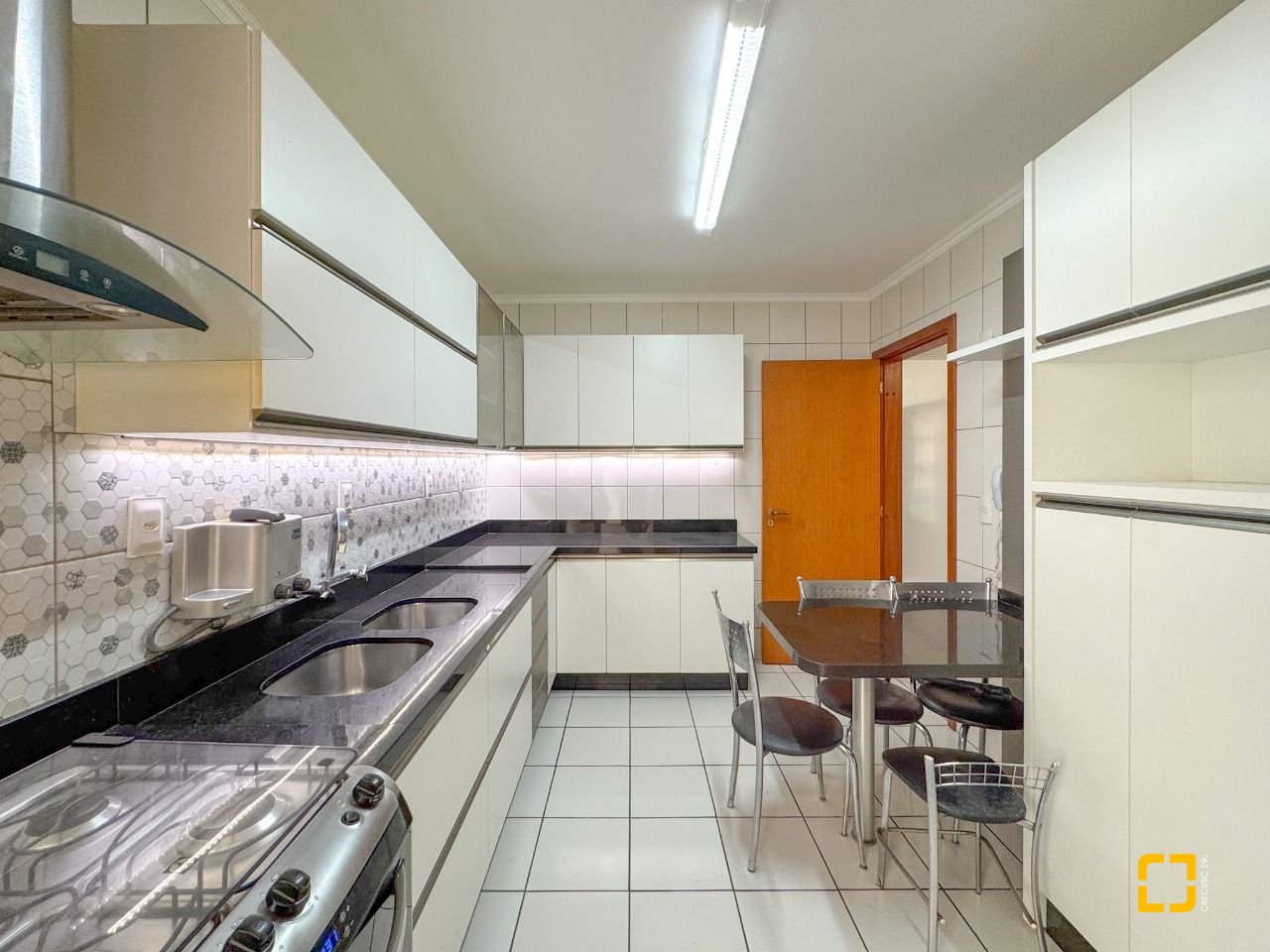 Apartamento com 113m², 4 quartos (sendo 1 suíte), 2 garagens, no bairro Centro em Florianópolis