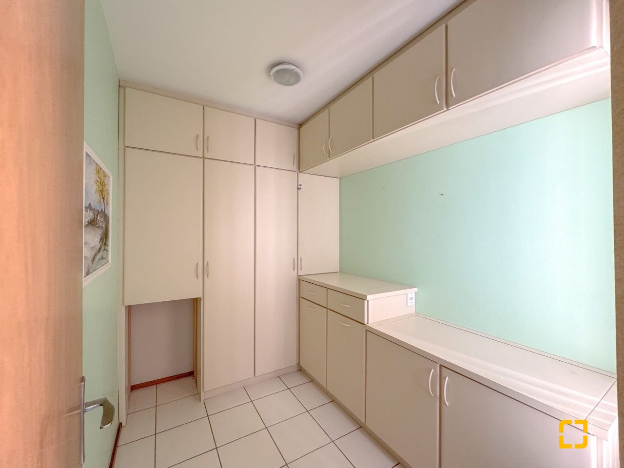 Apartamento com 113m², 4 quartos (sendo 1 suíte), 2 garagens, no bairro Centro em Florianópolis