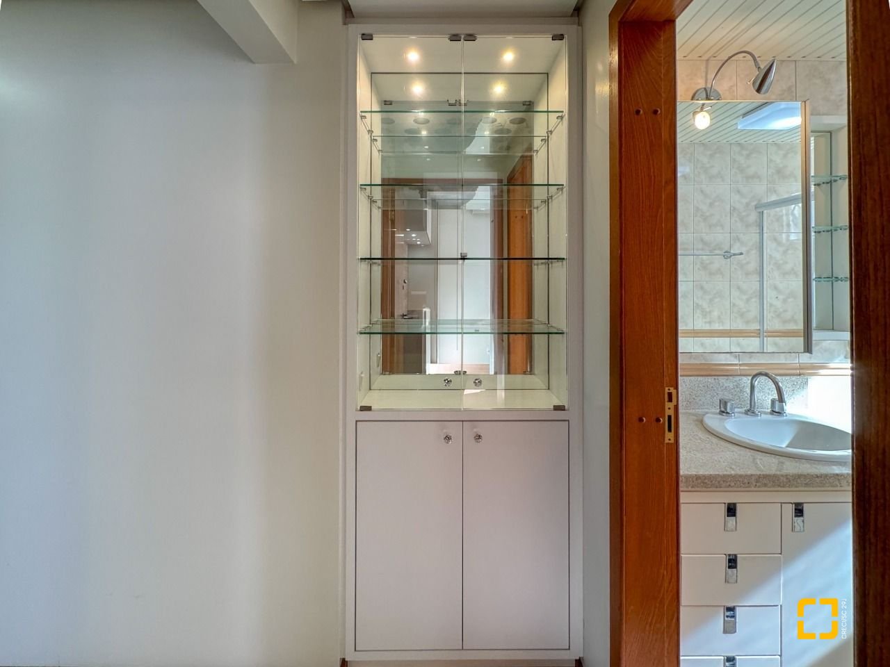 Apartamento com 113m², 4 quartos (sendo 1 suíte), 2 garagens, no bairro Centro em Florianópolis
