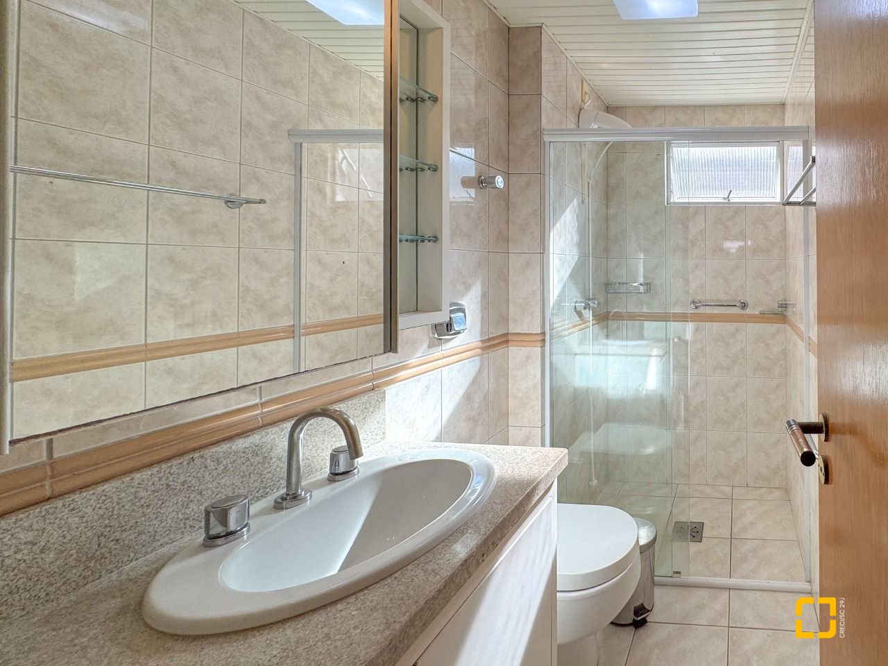 Apartamento com 113m², 4 quartos (sendo 1 suíte), 2 garagens, no bairro Centro em Florianópolis