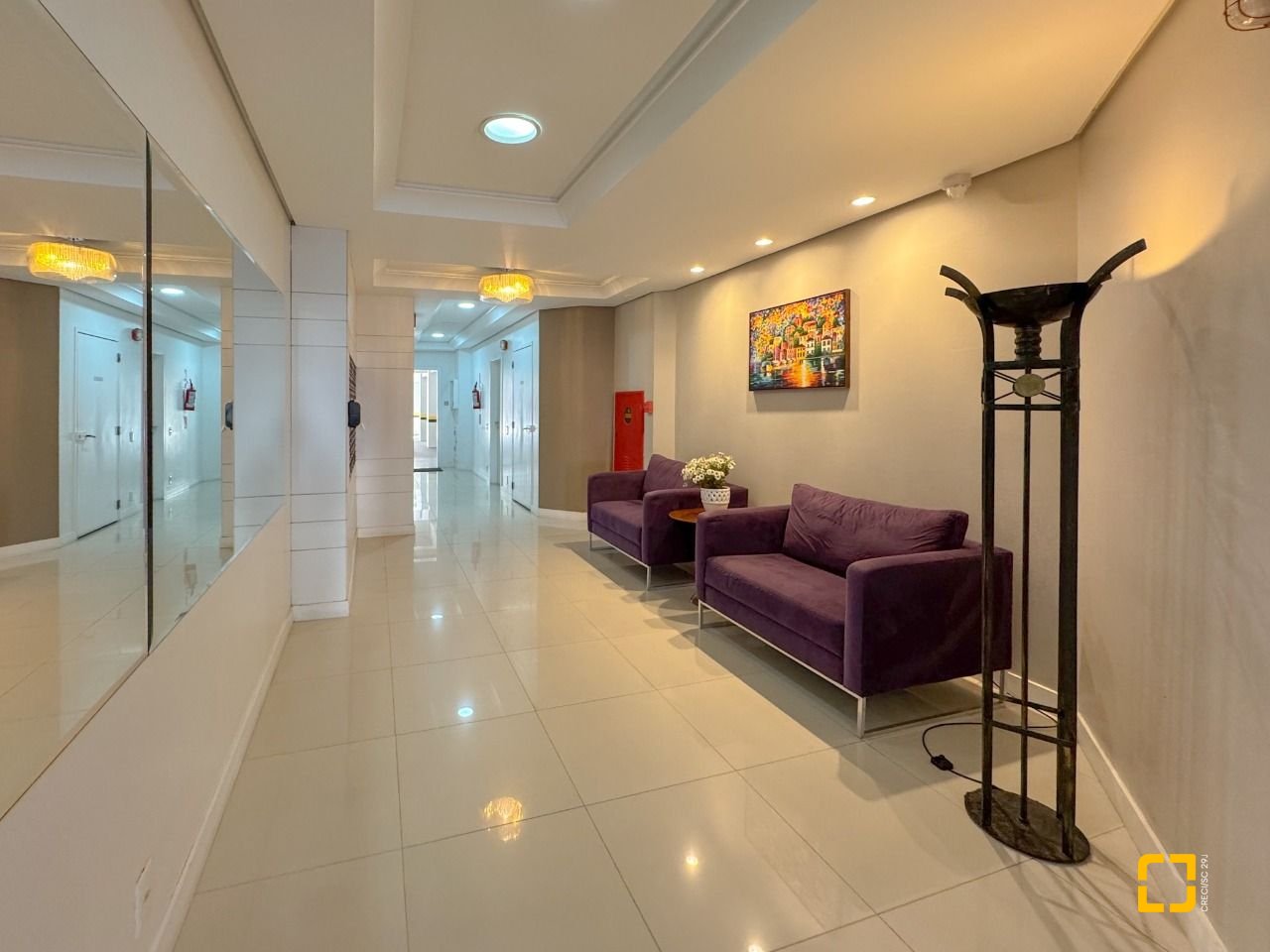 Apartamento com 113m², 4 quartos (sendo 1 suíte), 2 garagens, no bairro Centro em Florianópolis