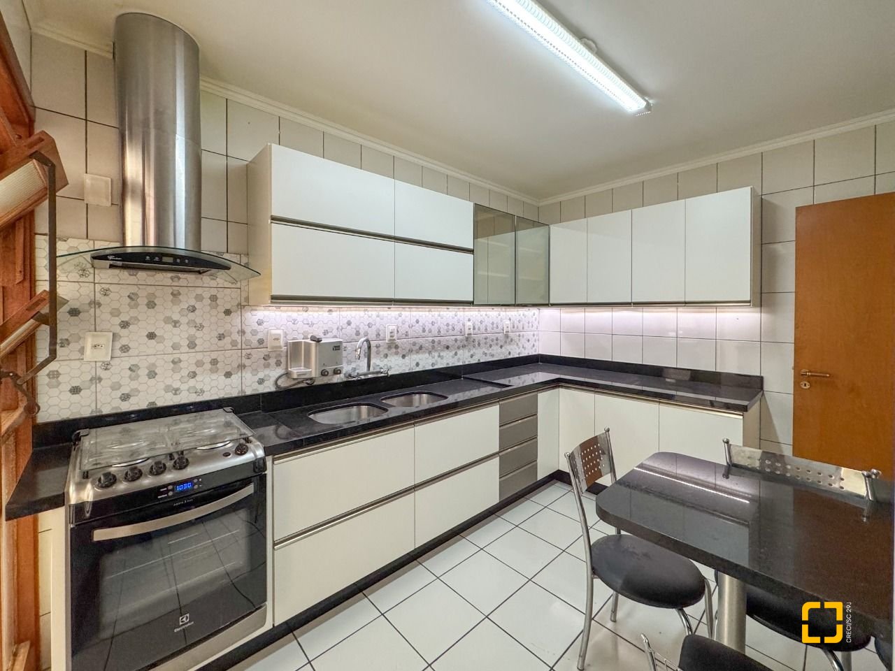 Apartamento com 113m², 4 quartos (sendo 1 suíte), 2 garagens, no bairro Centro em Florianópolis