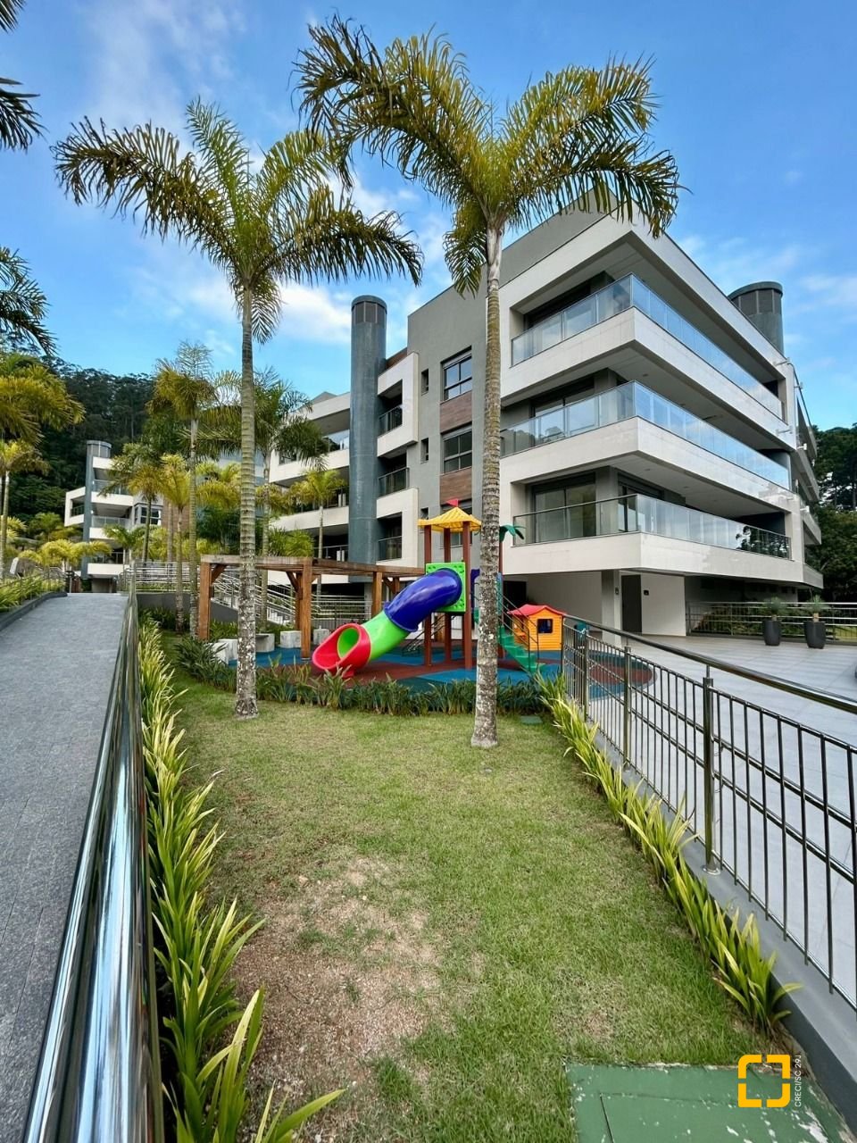 Apartamento com 165m², 6 quartos (sendo 3 suítes), 3 garagens, no bairro Cacupé em Florianópolis