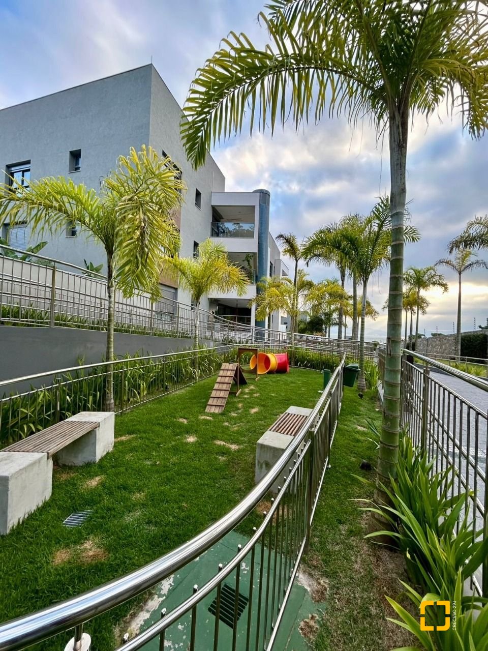 Apartamento com 165m², 6 quartos (sendo 3 suítes), 3 garagens, no bairro Cacupé em Florianópolis