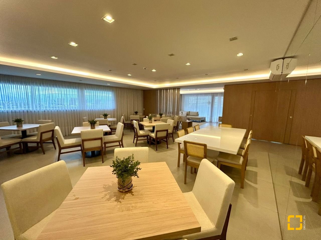 Apartamento com 165m², 6 quartos (sendo 3 suítes), 3 garagens, no bairro Cacupé em Florianópolis