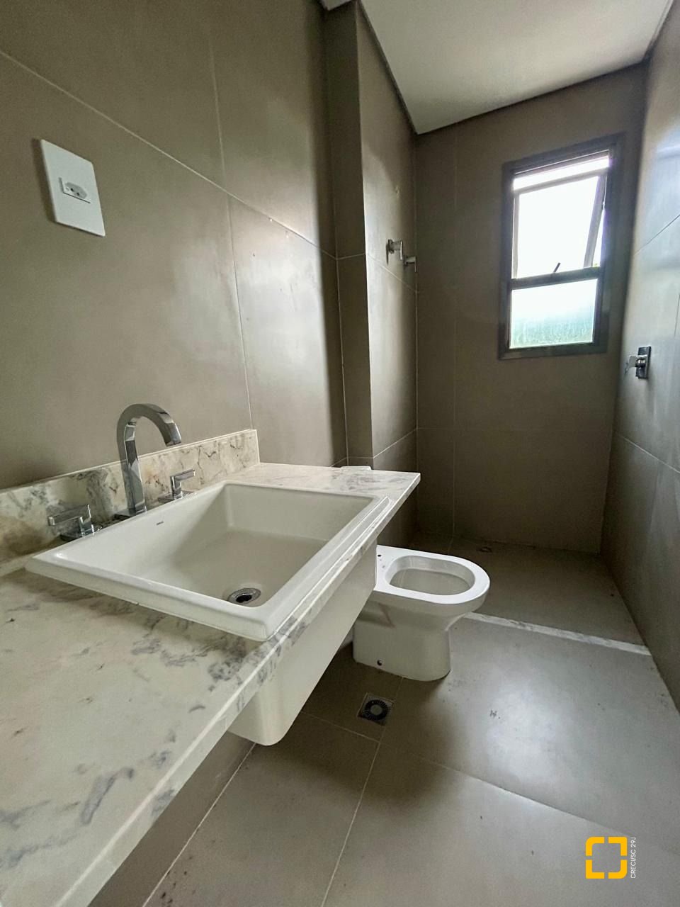 Apartamento com 165m², 6 quartos (sendo 3 suítes), 3 garagens, no bairro Cacupé em Florianópolis