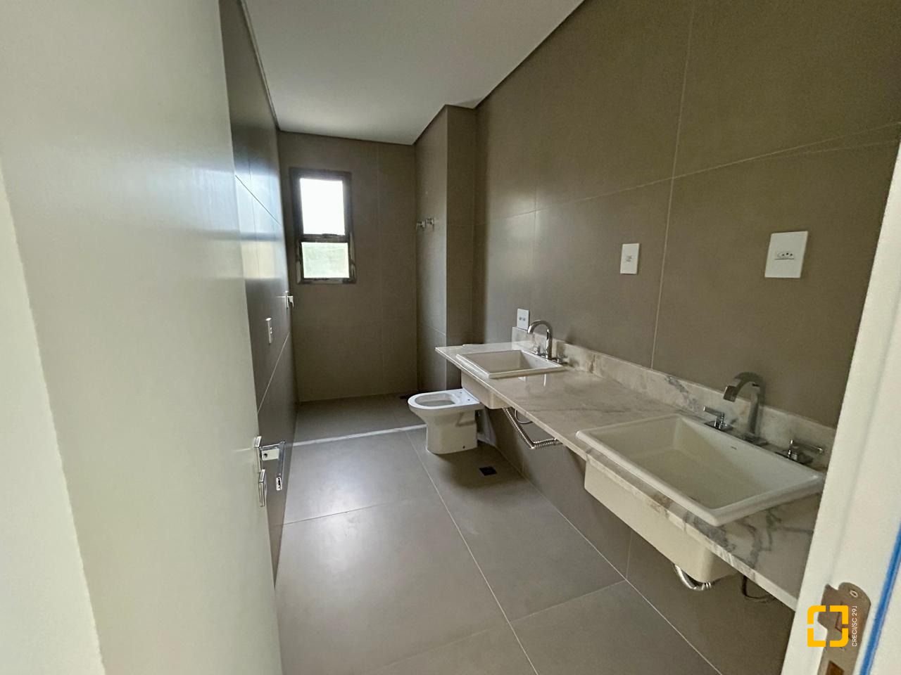 Apartamento com 165m², 6 quartos (sendo 3 suítes), 3 garagens, no bairro Cacupé em Florianópolis