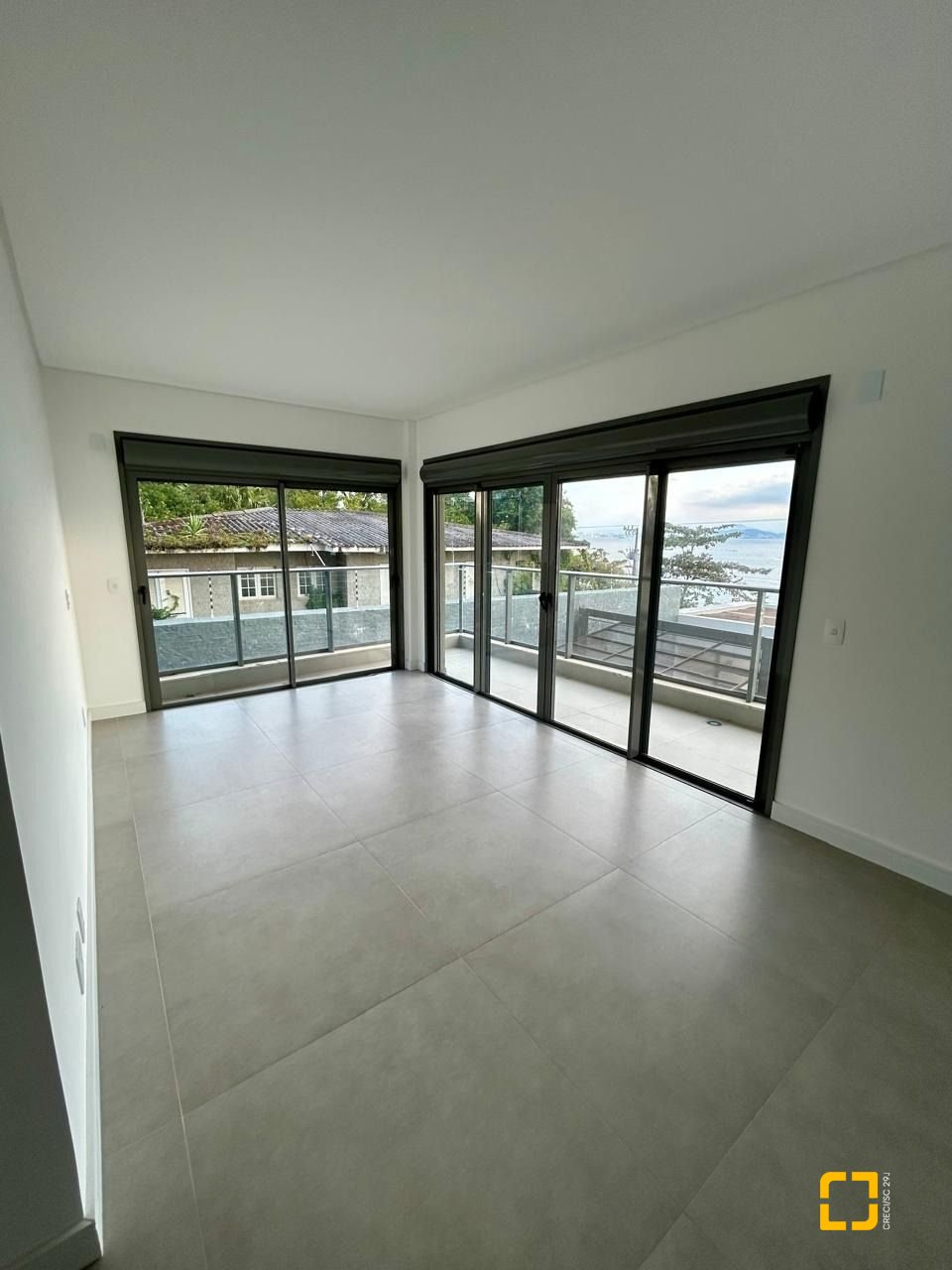 Apartamento com 165m², 6 quartos (sendo 3 suítes), 3 garagens, no bairro Cacupé em Florianópolis
