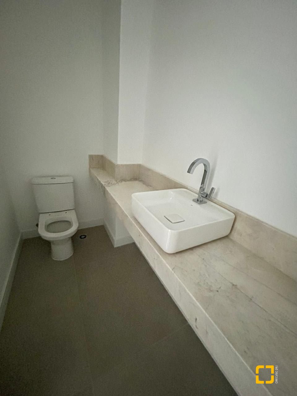 Apartamento com 165m², 6 quartos (sendo 3 suítes), 3 garagens, no bairro Cacupé em Florianópolis