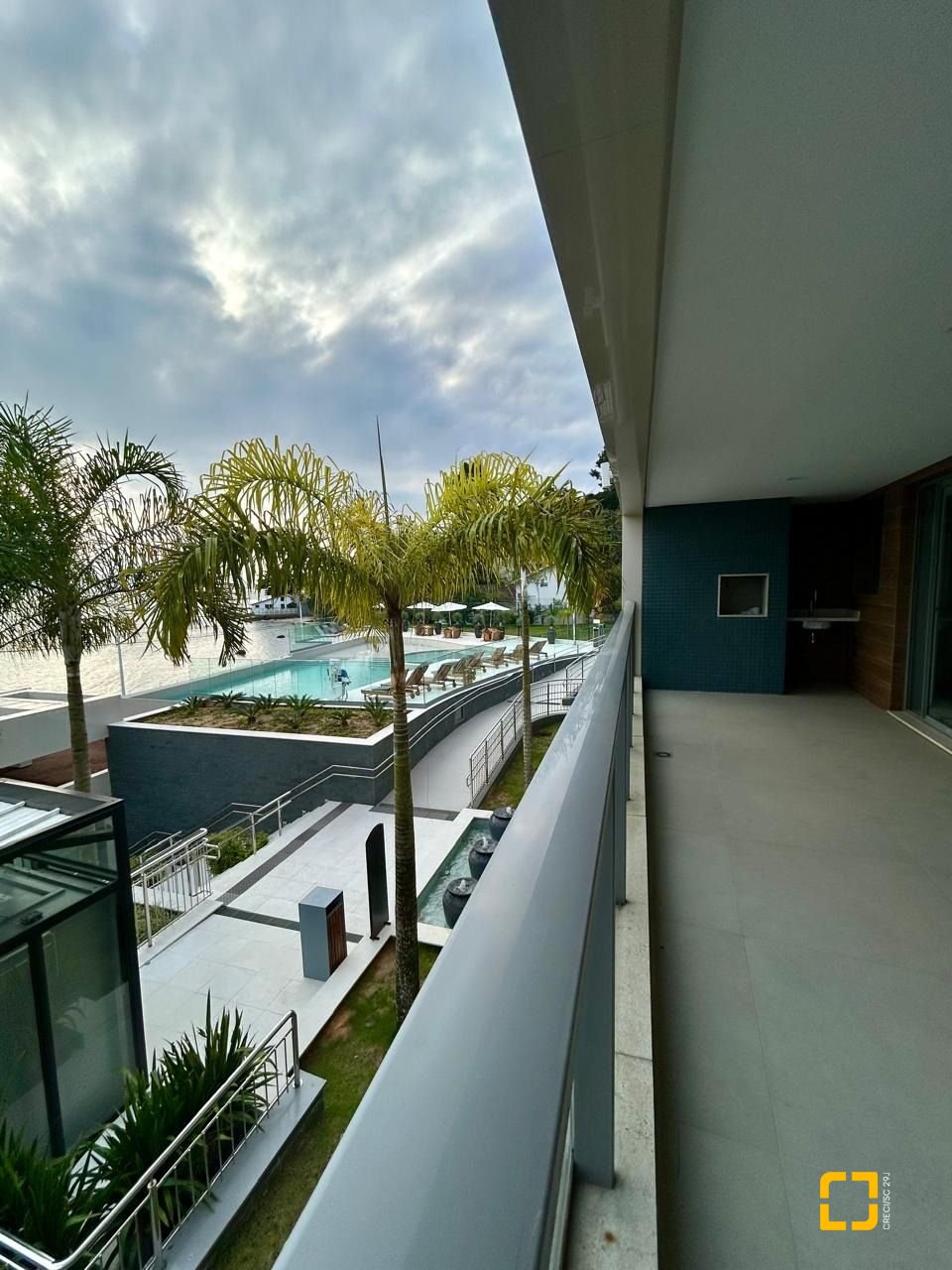 Apartamento com 165m², 6 quartos (sendo 3 suítes), 3 garagens, no bairro Cacupé em Florianópolis