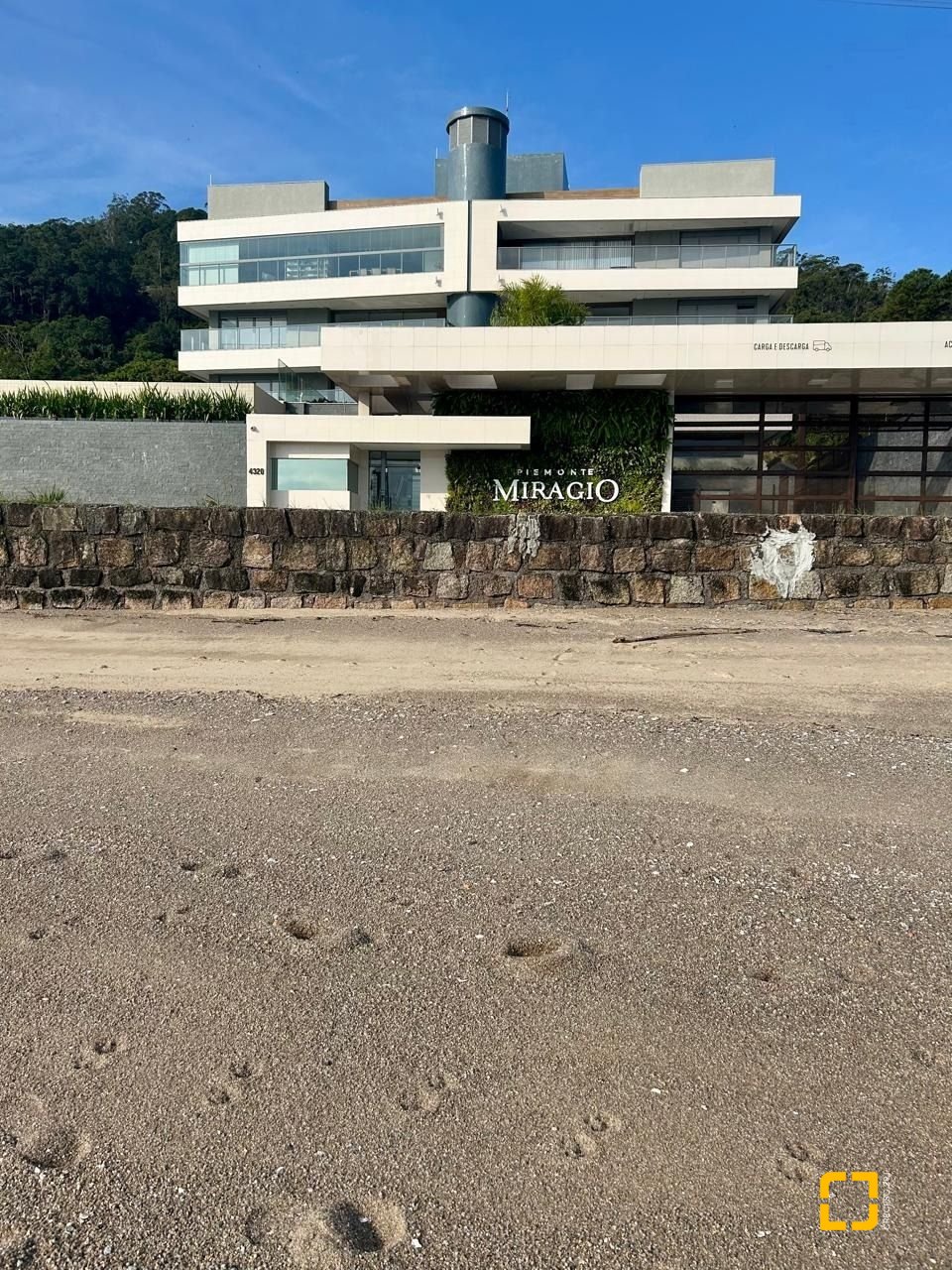 Cobertura com 167m², 6 quartos (sendo 3 suítes), 3 garagens, no bairro Cacupé em Florianópolis