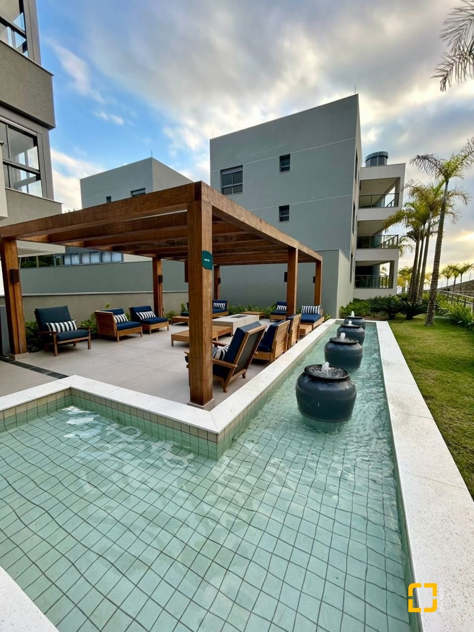 Cobertura com 167m², 6 quartos (sendo 3 suítes), 3 garagens, no bairro Cacupé em Florianópolis