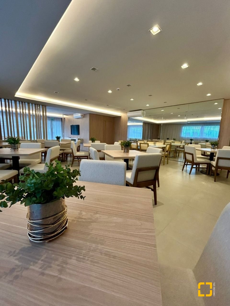 Cobertura com 167m², 6 quartos (sendo 3 suítes), 3 garagens, no bairro Cacupé em Florianópolis