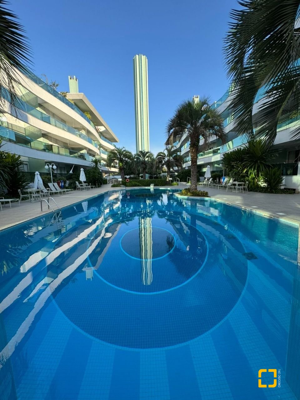 Apartamento com 128m², 6 quartos (sendo 3 suítes), 2 garagens, no bairro Cachoeira do Bom Jesus em Florianópolis
