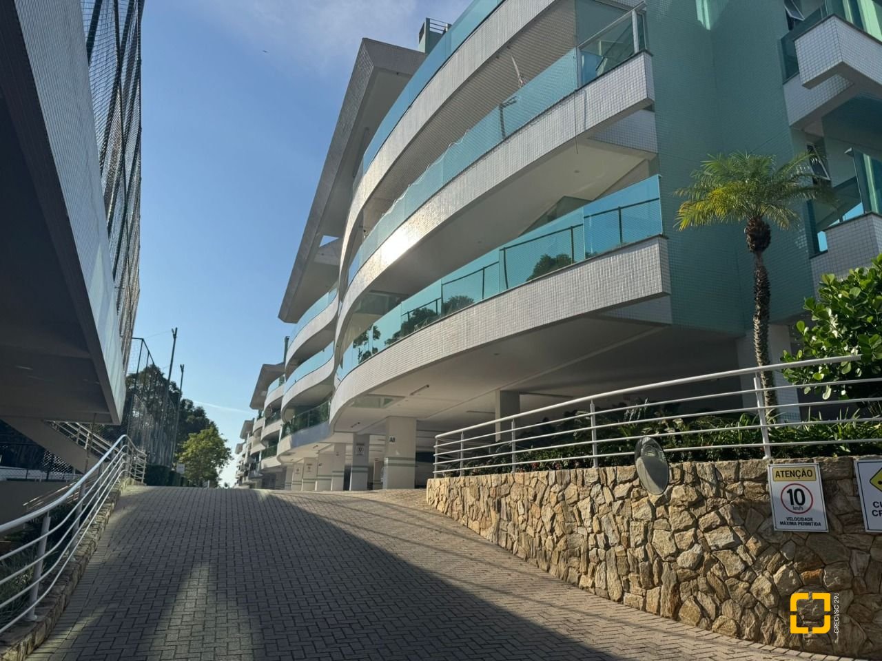 Apartamento com 128m², 6 quartos (sendo 3 suítes), 2 garagens, no bairro Cachoeira do Bom Jesus em Florianópolis