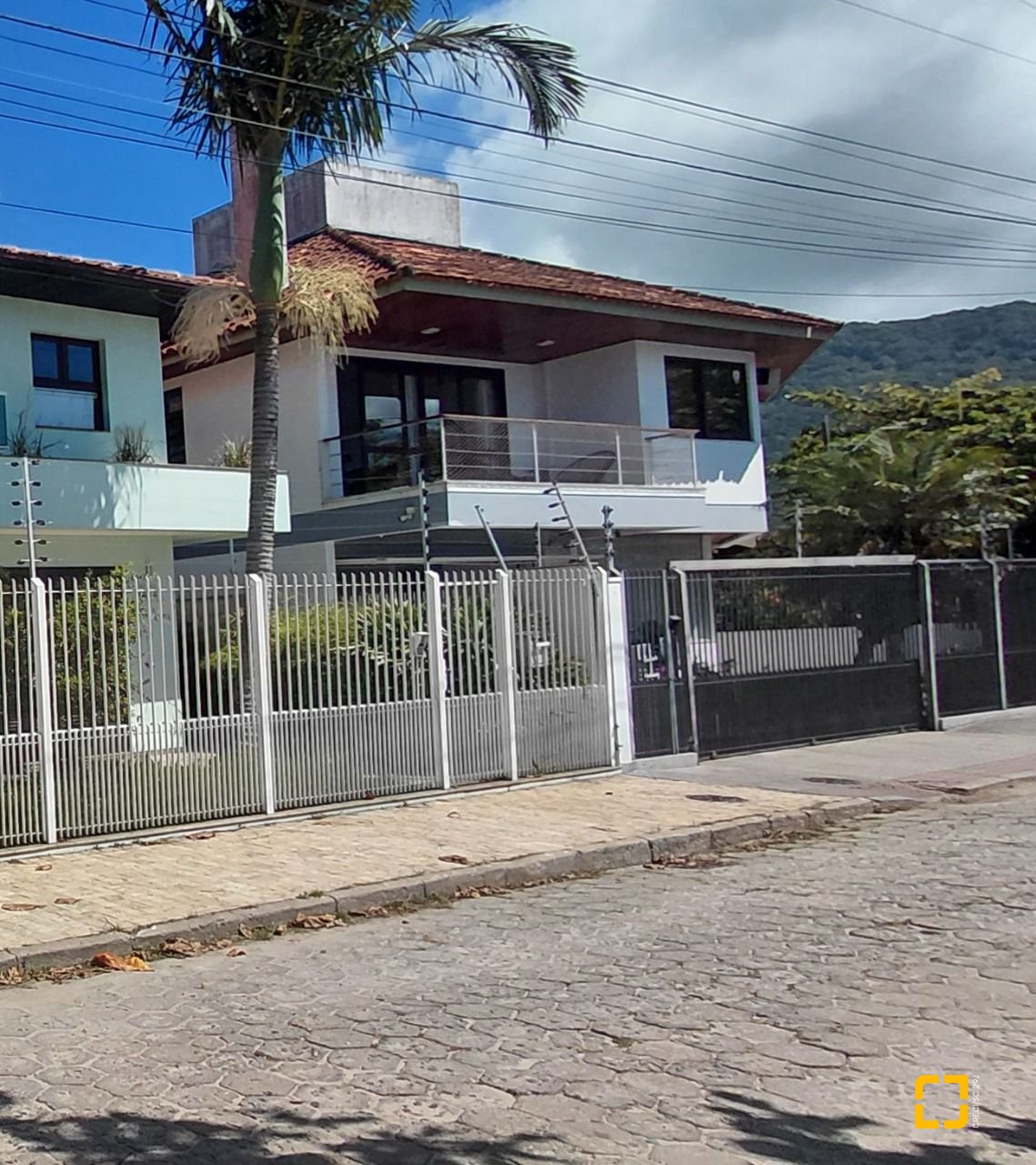 Casa com 227m², 5 quartos (sendo 1 suíte), 2 garagens, no bairro Lagoa da Conceição em Florianópolis