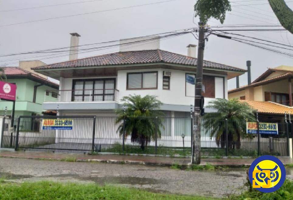 Casa com 227m², 5 quartos (sendo 1 suíte), 2 garagens, no bairro Lagoa da Conceição em Florianópolis