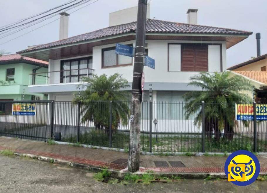 Casa com 227m², 5 quartos (sendo 1 suíte), 2 garagens, no bairro Lagoa da Conceição em Florianópolis