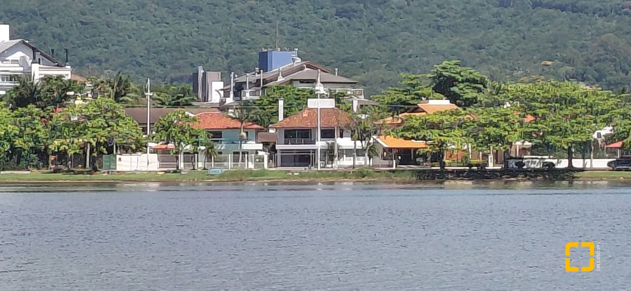 Casa com 227m², 5 quartos (sendo 1 suíte), 2 garagens, no bairro Lagoa da Conceição em Florianópolis