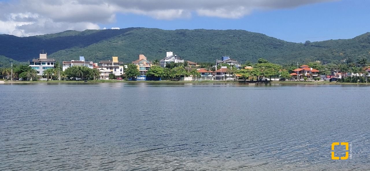 Casa com 227m², 5 quartos (sendo 1 suíte), 2 garagens, no bairro Lagoa da Conceição em Florianópolis