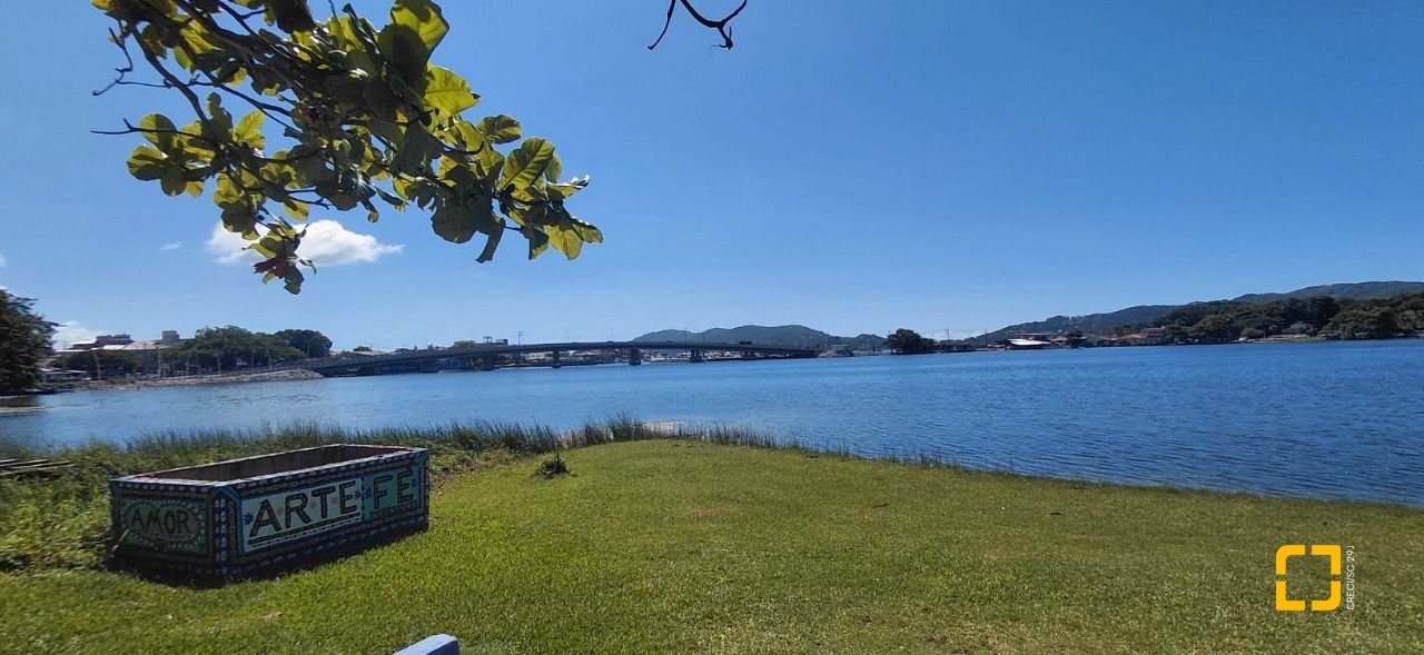 Casa com 227m², 5 quartos (sendo 1 suíte), 2 garagens, no bairro Lagoa da Conceição em Florianópolis