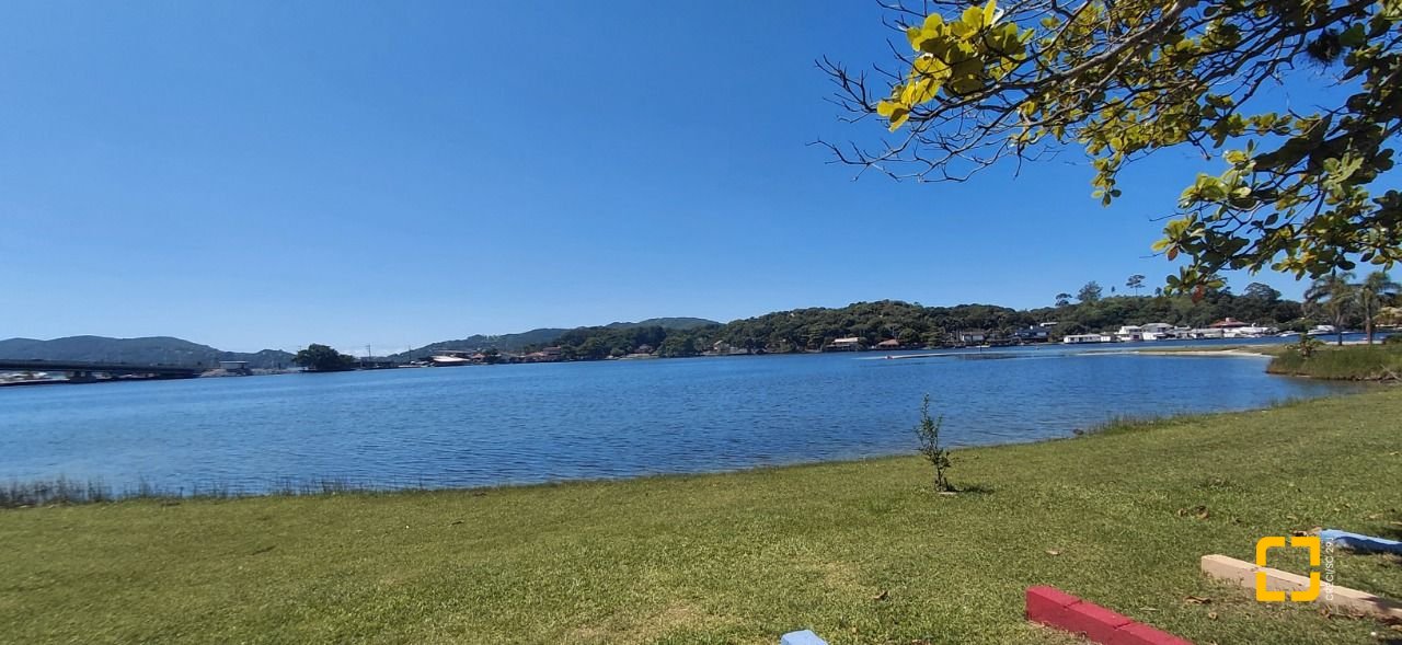 Casa com 227m², 5 quartos (sendo 1 suíte), 2 garagens, no bairro Lagoa da Conceição em Florianópolis
