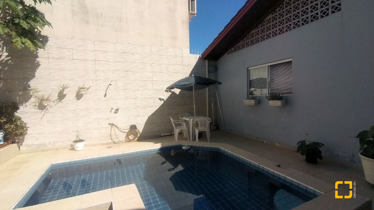 Casa com 161m², 4 quartos, 2 garagens, no bairro Monte Verde em Florianópolis