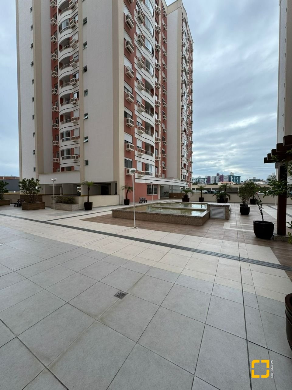 Apartamento com 67m², 2 quartos, 1 garagem, no bairro Barreiros em São José