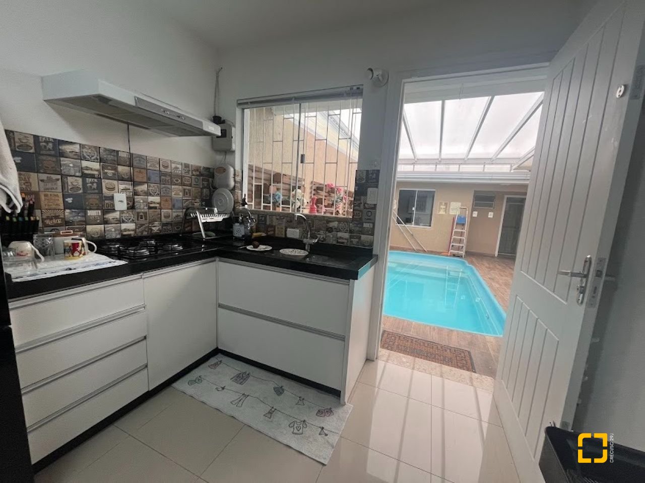Casa com 217m², 4 quartos (sendo 1 suíte), 4 garagens, no bairro Parque São Jorge em Florianópolis
