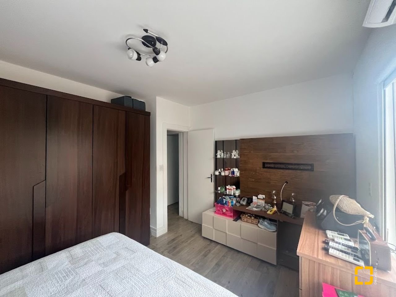 Casa com 217m², 4 quartos (sendo 1 suíte), 4 garagens, no bairro Parque São Jorge em Florianópolis