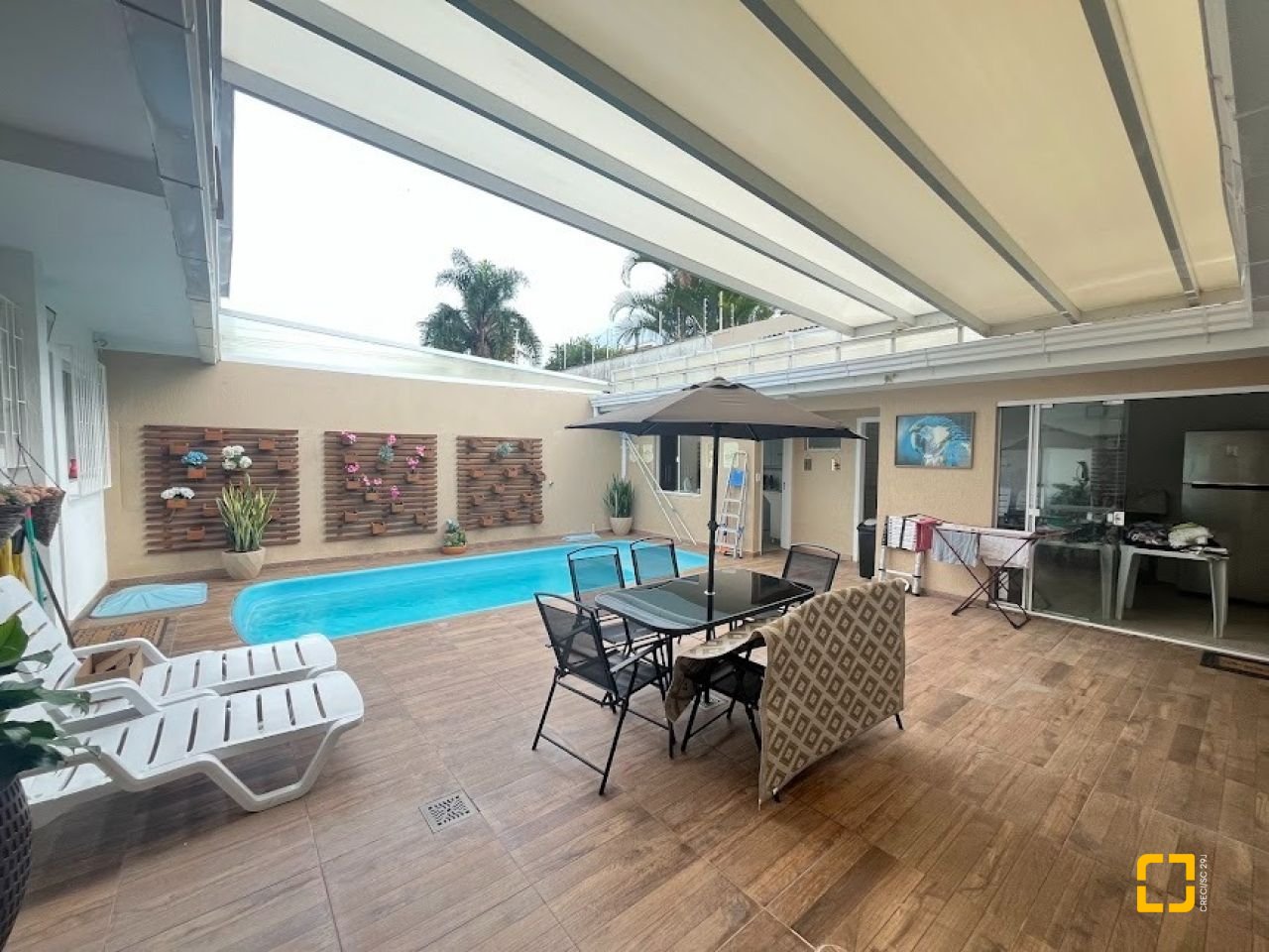 Casa com 217m², 4 quartos (sendo 1 suíte), 4 garagens, no bairro Parque São Jorge em Florianópolis