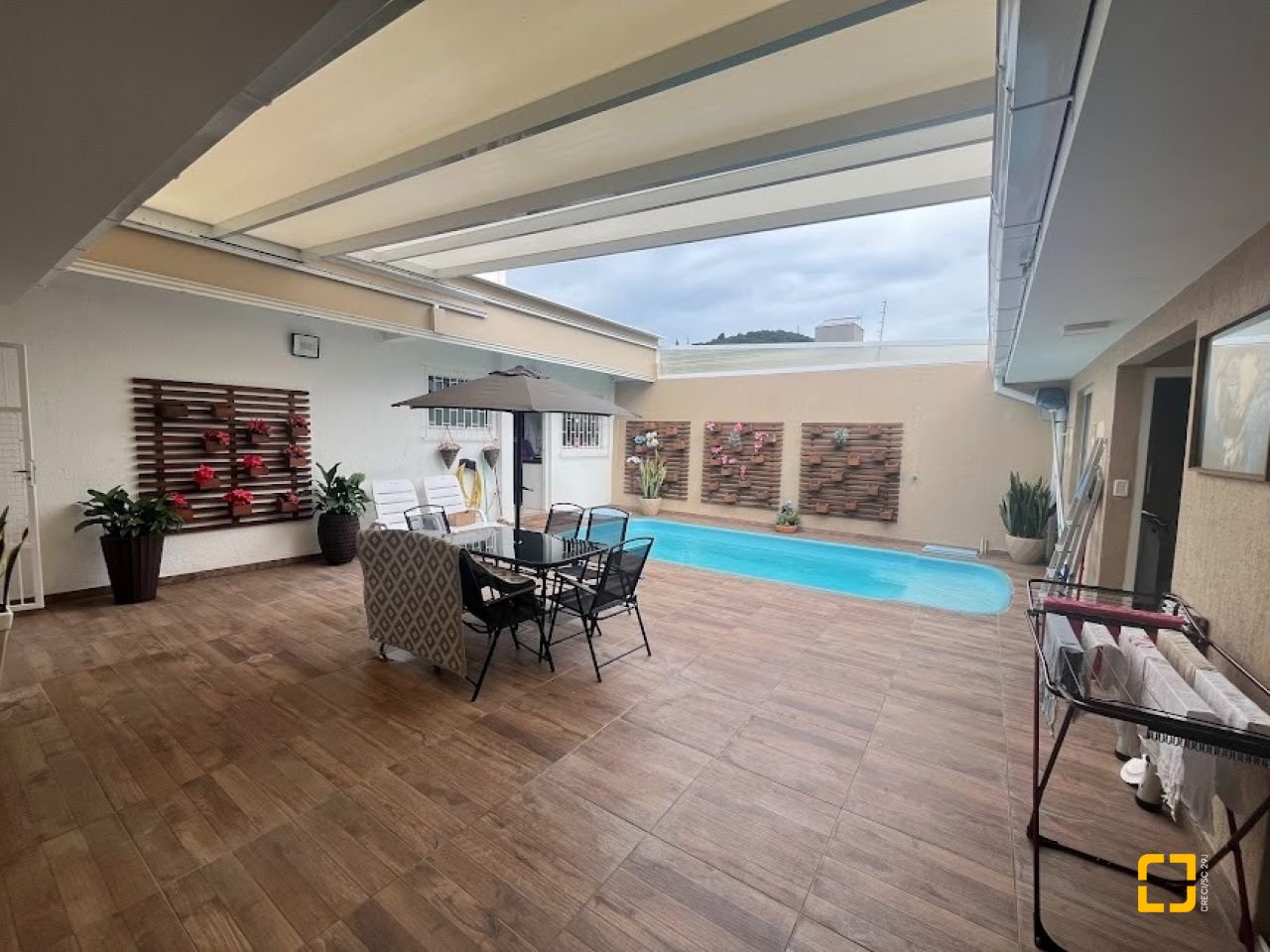 Casa com 217m², 4 quartos (sendo 1 suíte), 4 garagens, no bairro Parque São Jorge em Florianópolis