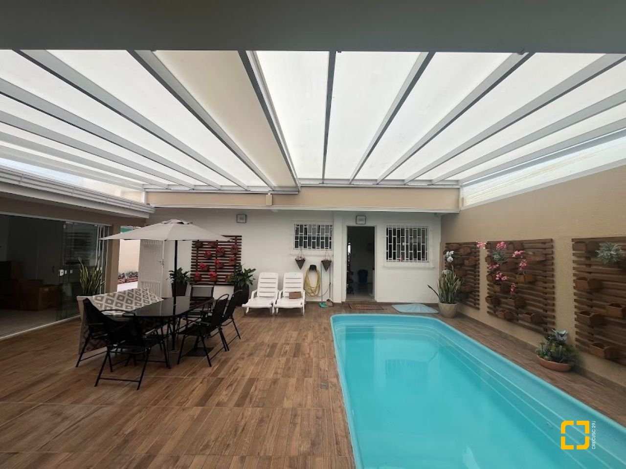 Casa com 217m², 4 quartos (sendo 1 suíte), 4 garagens, no bairro Parque São Jorge em Florianópolis