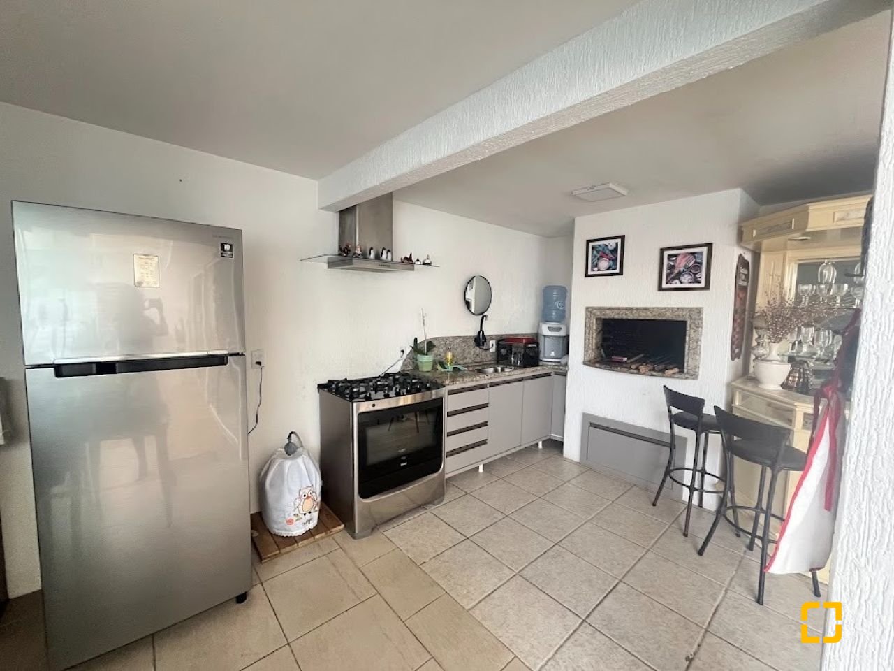 Casa com 217m², 4 quartos (sendo 1 suíte), 4 garagens, no bairro Parque São Jorge em Florianópolis