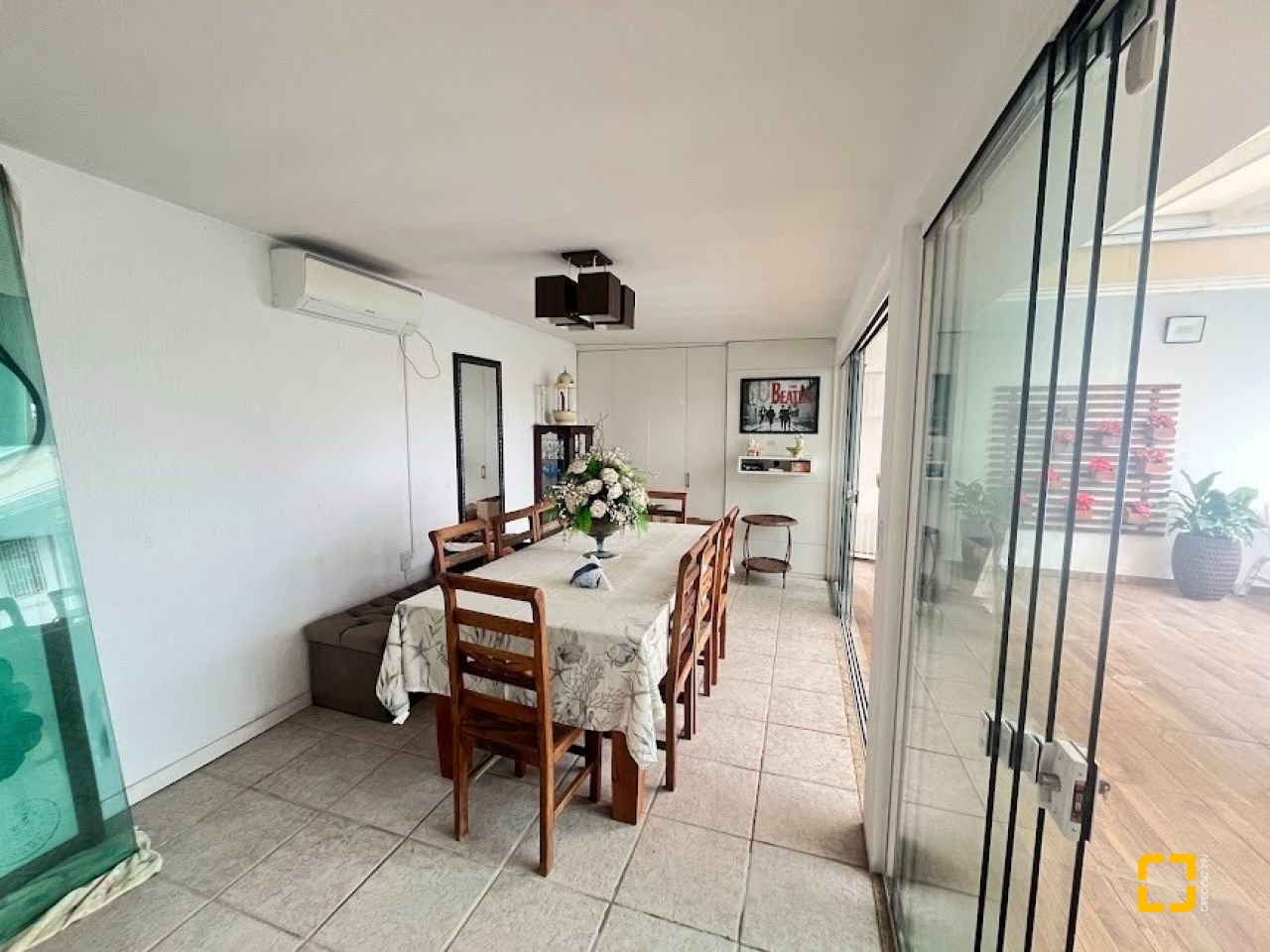 Casa com 217m², 4 quartos (sendo 1 suíte), 4 garagens, no bairro Parque São Jorge em Florianópolis