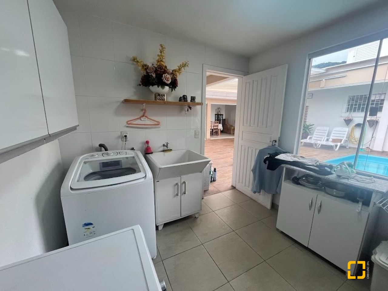 Casa com 217m², 4 quartos (sendo 1 suíte), 4 garagens, no bairro Parque São Jorge em Florianópolis